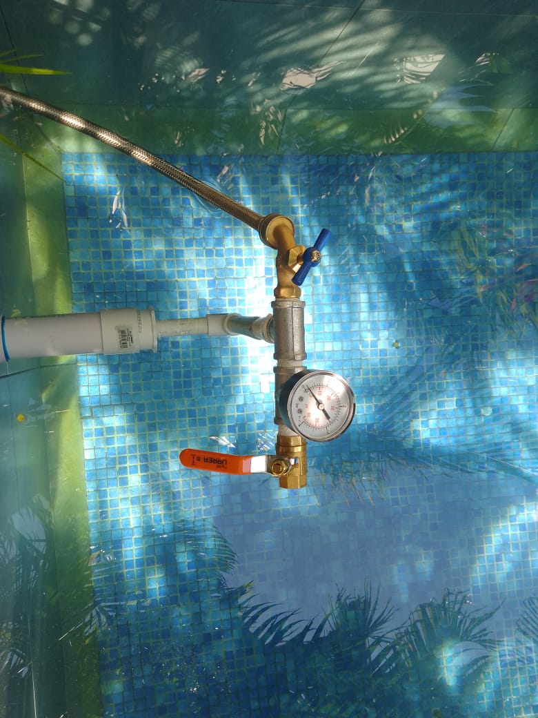 Manómetro instalado para prueba de presión en piscina y detección de fuga de agua